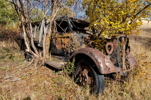 Παλιό Φορτηγό Στα Χωράφια — Φωτογραφία Αρχείου