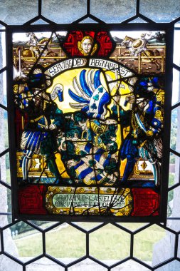 Ortaçağ Şatosunda Lekeli Pencereler