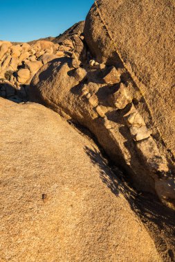 Kaliforniya 'daki Joshua Tree Ulusal Parkı' nda Dikes Kaya oluşumları