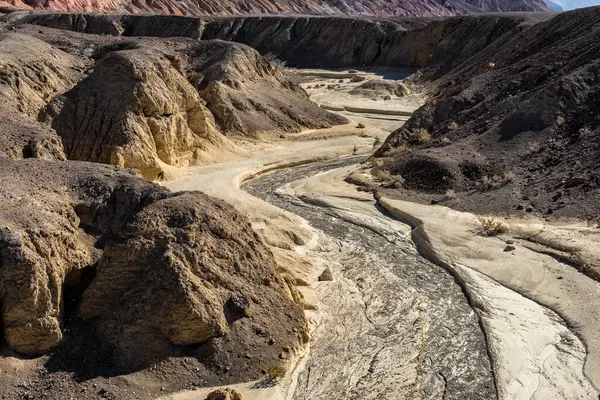 米国デスバレーにおけるドライクリークと岩の形成 — ストック写真