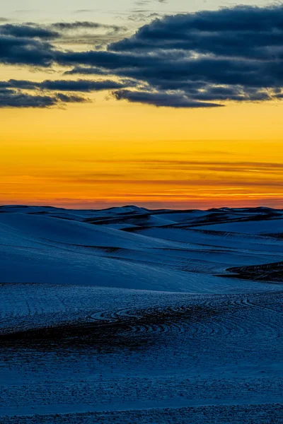 Pôr Sol Sobre Campos Cobertos Neve — Fotografia de Stock