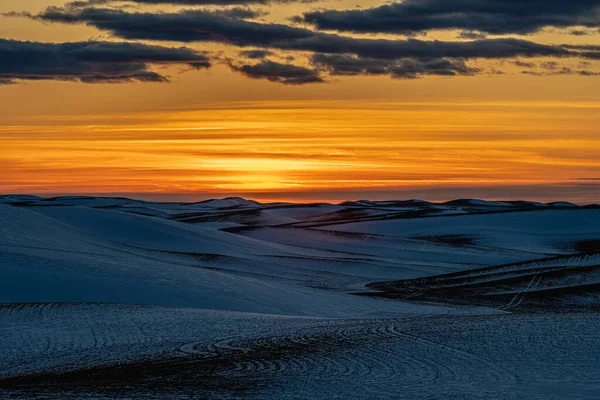 Západ Slunce Nad Zasněženými Poli — Stock fotografie