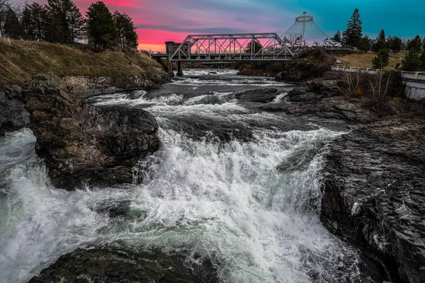 Spokane Nehri ve Spokane, WA 'daki Riverfront Parkı.