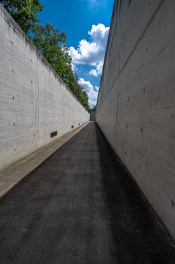 Aydınlık ve Gölgeli Beton Yürüyüş