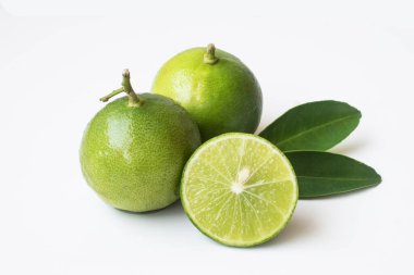 beyaz arkaplanda izole kireç.