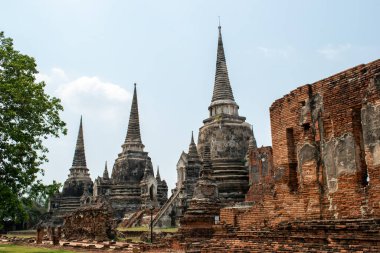 Tayland seyahati. Phra Sri Sanpetch Tapınağı Phra Nakhon Sri Ayutthaya histrorik parkının Budist şablonudur. Eski tuğla Ayutthaya tapınağı yıkıldı.