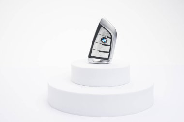 KUALA LUMPUR, MALAYSIA - HAZİRAN, 2021. BMW 5 serisi kablosuz araba anahtarı beyaz arka planda izole edildi. Lüks aracın anahtarsız giriş anahtarı. Kilitli uzak anahtar, kapıları aç ve bagaj açma düğmelerini aç.