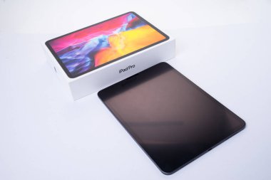KUALA LUMPUR, MALAYSIA - 28 Ocak 2021: Apple iPad Pro 2020 beyaz arka planda boks yapmamaktadır. iPad pro 11 inç ve yeni özellikler.