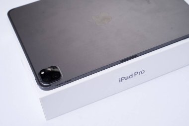 KUALA LUMPUR, MALAYSIA - 28 Ocak 2021: Apple iPad Pro 2020 beyaz arka planda boks yapmamaktadır. iPad pro 11 inç ve yeni özellikler.
