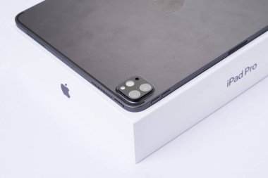KUALA LUMPUR, MALAYSIA - 28 Ocak 2021: Apple iPad Pro 2020 beyaz arka planda boks yapmamaktadır. iPad pro 11 inç ve yeni özellikler.