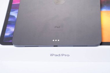 KUALA LUMPUR, MALAYSIA - 28 Ocak 2021: Apple iPad Pro 2020 beyaz arka planda boks yapmamaktadır. iPad pro 11 inç ve yeni özellikler.