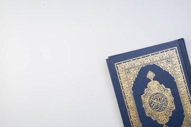 Ramazan Kareem, Bayram Mübarek veya İslami kavram. İslam kutsal kitabı, Kuran ya da Kuran. Kitaptaki Arapça kelimeler 