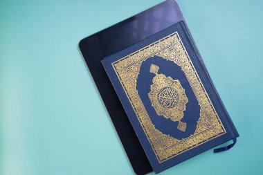 Ramazan Kareem, Bayram Mübarek veya İslami kavram. İslam kutsal kitabı, Kuran ya da Kuran. Kitaptaki Arapça kelimeler 