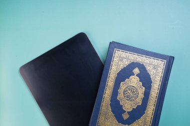 Ramazan Kareem, Bayram Mübarek veya İslami kavram. İslam kutsal kitabı, Kuran ya da Kuran. Kitaptaki Arapça kelimeler 