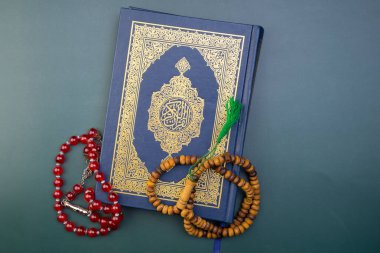 Ramazan Kareem, Bayram Mübarek veya İslami kavram. İslam kutsal kitabı, Kuran ya da Kuran. Kitaptaki Arapça kelimeler 