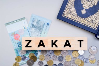 İslami zekat kavramı. Yoksullara ve muhtaçlara yardım etmek için Müslümanlara ve Müslümanlara bir bağışta bulunmak. Mülkiyet, gelir ve fitne için kavramsal çekim.