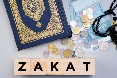 İslami zekat kavramı. Yoksullara ve muhtaçlara yardım etmek için Müslümanlara ve Müslümanlara bir bağışta bulunmak. Mülkiyet, gelir ve fitne için kavramsal çekim.