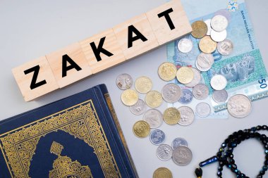 İslami zekat kavramı. Yoksullara ve muhtaçlara yardım etmek için Müslümanlara ve Müslümanlara bir bağışta bulunmak. Mülkiyet, gelir ve fitne için kavramsal çekim.