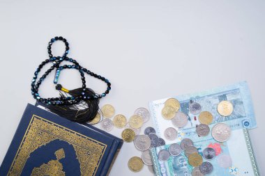 İslami zekat kavramı. Yoksullara ve muhtaçlara yardım etmek için Müslümanlara ve Müslümanlara bir bağışta bulunmak. Mülkiyet, gelir ve fitne için kavramsal çekim.