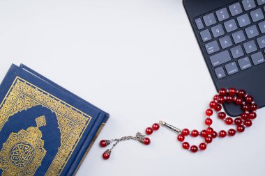 Teknoloji cihazlarının ve uygulamaların Kuran 'ı dijitalleştirmeye veya e-Kuran' a uygulanması. Çevrimiçi öğrenme ya da uygulamaları kullanarak Kur 'an resitali. Kitabın üzerindeki Arapça kelimeler kutsal Kur 'an anlamına gelir.