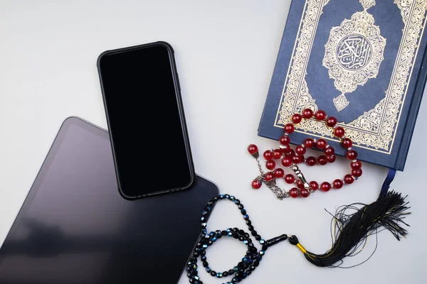 Применение Технических Устройств Приложений Оцифровки Корана Корана Онлайн Обучение Чтение — стоковое фото