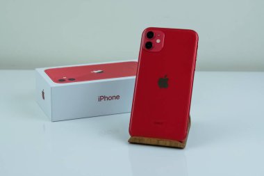 iPhone 11 kırmızı kutusunun yanında.