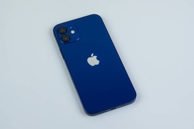 Fırlatma gününde telefon satın alındıktan sonra iPhone 12 mavisi..