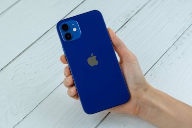 iPhone 12 'nin mavisi bir müşteri tarafından tutuluyor.