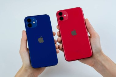 iPhone 12 mavi ve iPhone 11 kırmızıda yan yana.