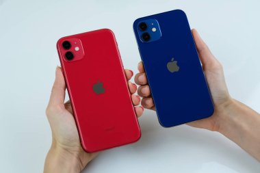 iPhone 12 mavi ve iPhone 11 kırmızıda yan yana.