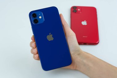 iPhone 12 mavi ve iPhone 11 kırmızı arka planda