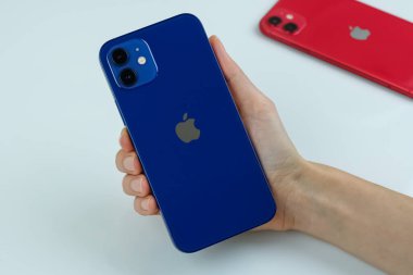 iPhone 12 mavi ve iPhone 11 kırmızı arka planda