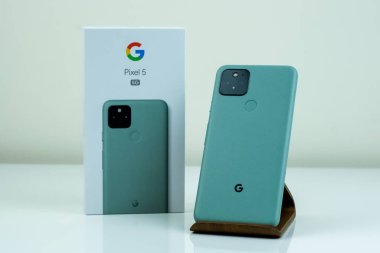 Kutusunun yanında Sage renginde Google Piksel 5.