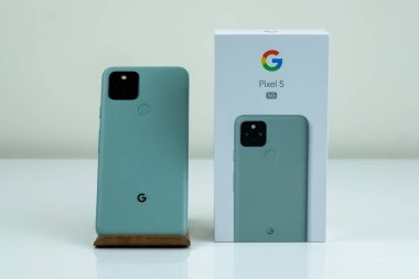 Kutusunun yanında Sage renginde Google Piksel 5.
