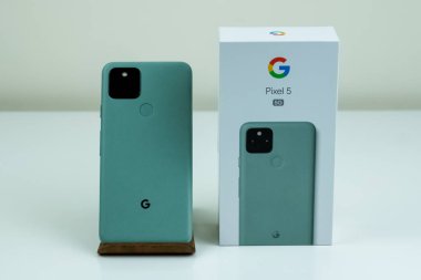 Kutusunun yanında Sage renginde Google Piksel 5.