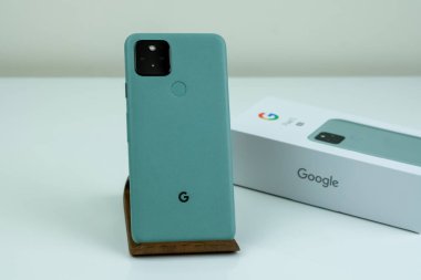Kutusunun yanında Sage renginde Google Piksel 5.
