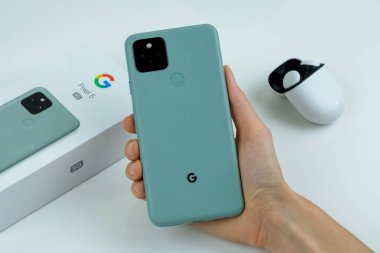 Kutusunun yanında Sage renginde Google Piksel 5.