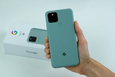 Kutusunun yanında Sage renginde Google Piksel 5.