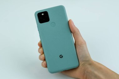 Kutusunun yanında Sage renginde Google Piksel 5.