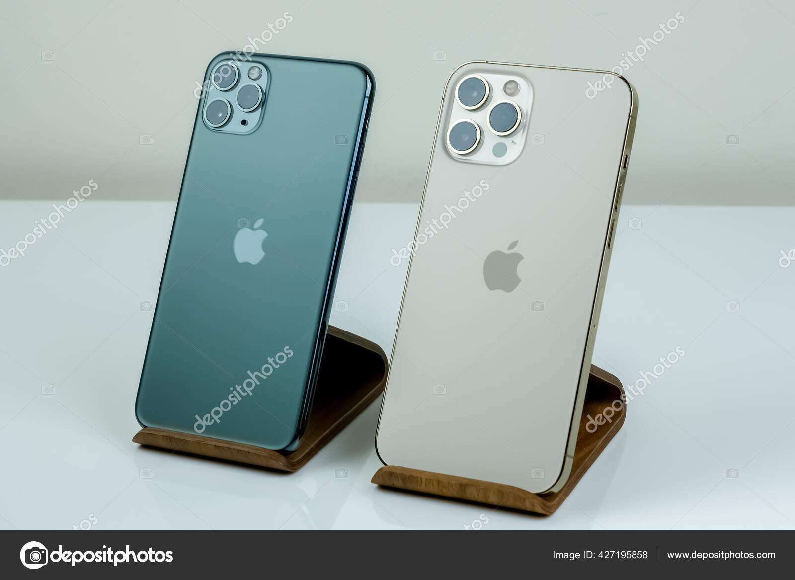 Iphone Pro Max Gold Next Iphone Pro Max Midnight Green Stock Editorial Photo C Nycruss