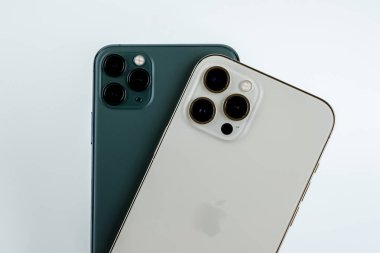 iPhone 12 Pro Max Gold iPhone 11 Pro Max in Midnight Green renk.