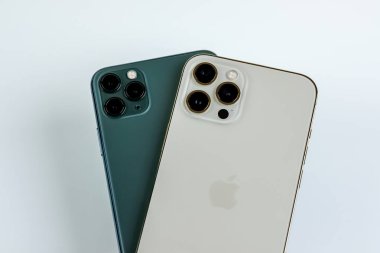 iPhone 12 Pro Max Gold iPhone 11 Pro Max in Midnight Green renk.