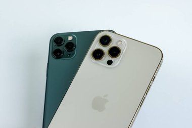 iPhone 12 Pro Max Gold iPhone 11 Pro Max in Midnight Green renk.
