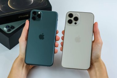 iPhone 12 Pro Max Gold iPhone 11 Pro Max in Midnight Green renk.
