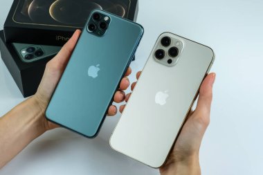 iPhone 12 Pro Max Gold iPhone 11 Pro Max in Midnight Green renk.