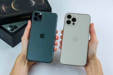 iPhone 12 Pro Max Gold iPhone 11 Pro Max in Midnight Green renk.