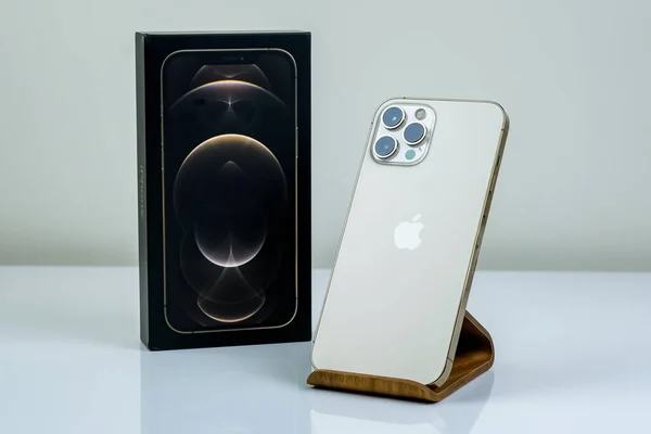 Iphone Pro Max Gold Von Einem Kunden Neben Seiner Box — Stockfoto