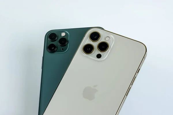 Iphone Pro Max Gold Next Iphone Pro Max Midnight Green — Stock Photo, Image