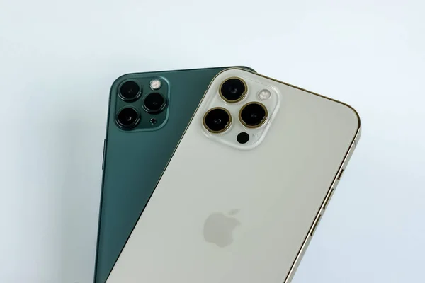 Iphone Pro Max Gold Рядом Iphone Pro Max Полночь Зеленый — стоковое фото