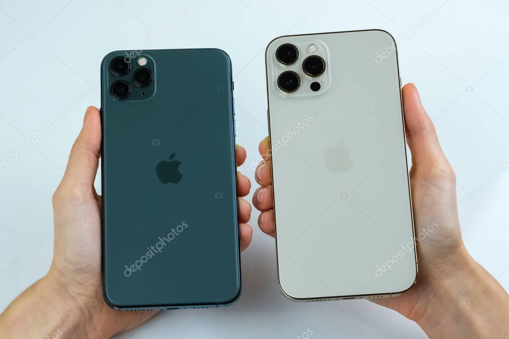 Iphone Pro Max Gold Junto Iphone Pro Max Color Verde — Foto